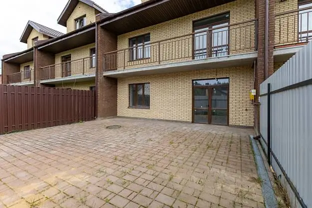 Таунхаус, 230 м², 3 сот., 3 этажа